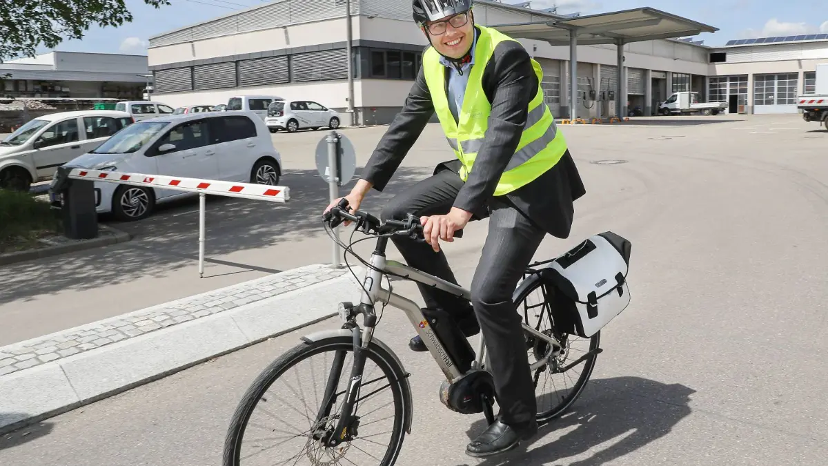 Oberbürgermeister Daniel Bullinger ist mit dem Radl da. Im Stadtgebiet nutzt er eines der E-Bikes aus dem Pool für die städtischen Mitarbeiter. ⇥