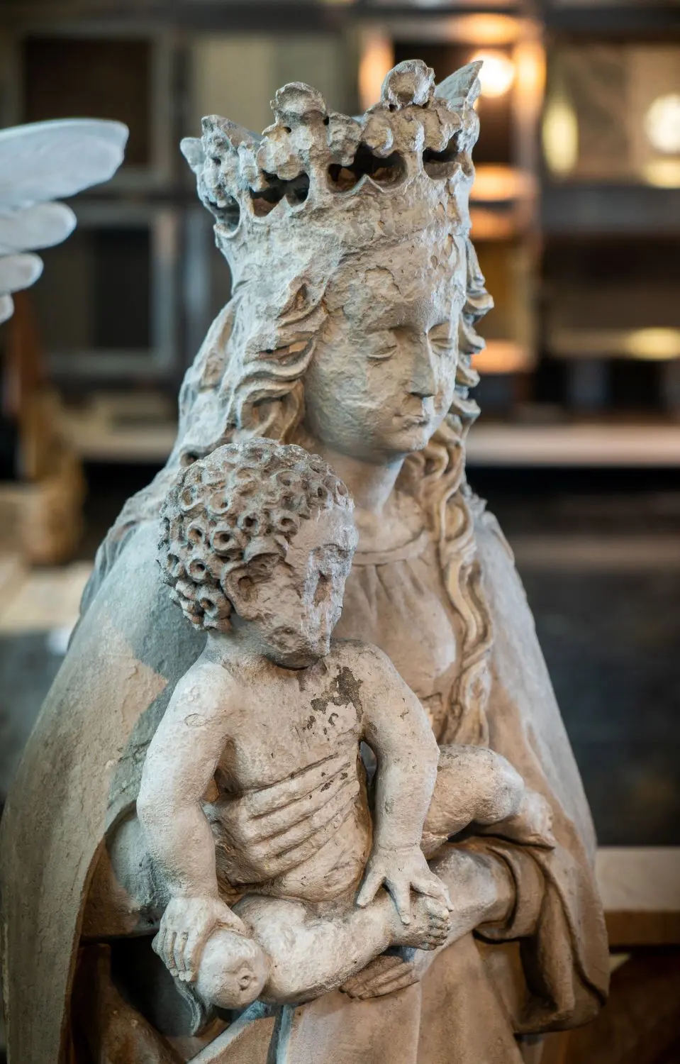 Die Gesichter von Maria und insbesondere vom Jesuskind sind von der Witterung stark beschädigt.