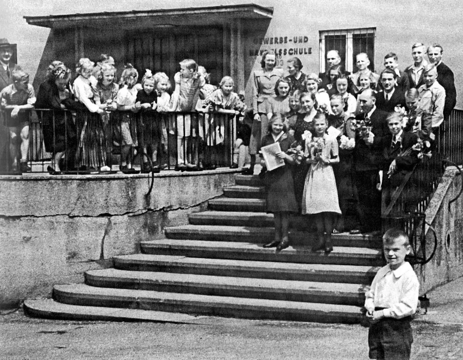 Estnische Schülerinnen und Schüler bei ihrem Schulabschluss im Jahr 1950 in Geislingen. Im selben Jahr haben die Esten die Fünftälerstadt wieder verlassen. Viele von ihnen landeten in den Vereinigten Staaten.