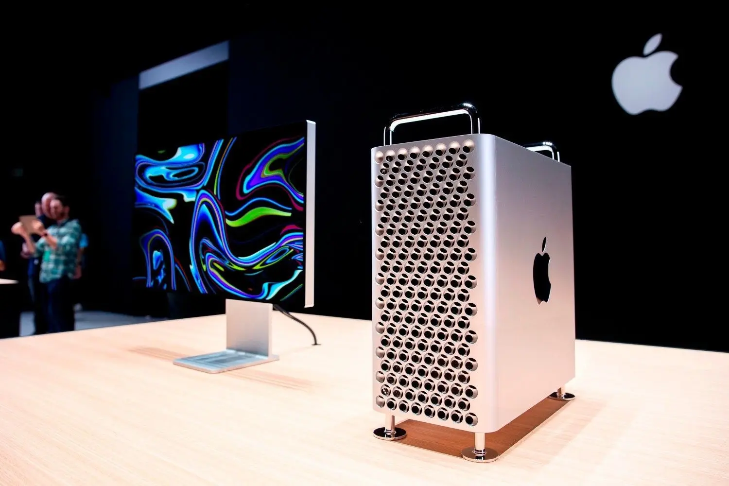 Sieht aus wie eine überdimensionierte Käsereibe, ist aber ein Super-Computer: Der neue Mac Pro von Apple.