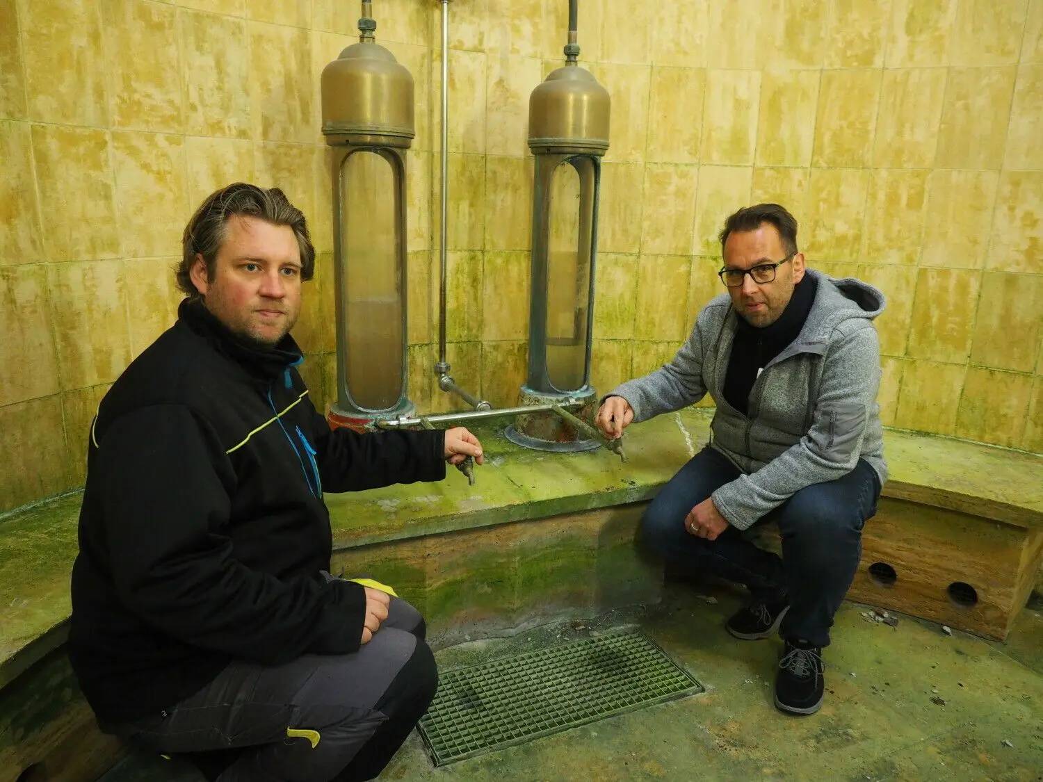Timon Hänel (links), technischer Leiter, und Peter Flämig überprüfen regelmäßig im Quelltempel, ob ausreichend Trinkwasser fließt. Doch die Quelle sprudelt derzeit nicht mehr ausreichend.