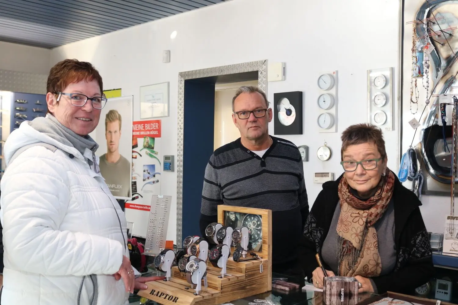 Dieses Bild wird es so schnell nicht mehr geben: Augenoptiker Wolfgang Blind schließt sein Geschäft in Ilshofen schon bald. Auch seine Schwester Roswitha Scharf (rechts) sowie die langjährige Kundin Heike Leder bedauern diesen Umstand.⇥