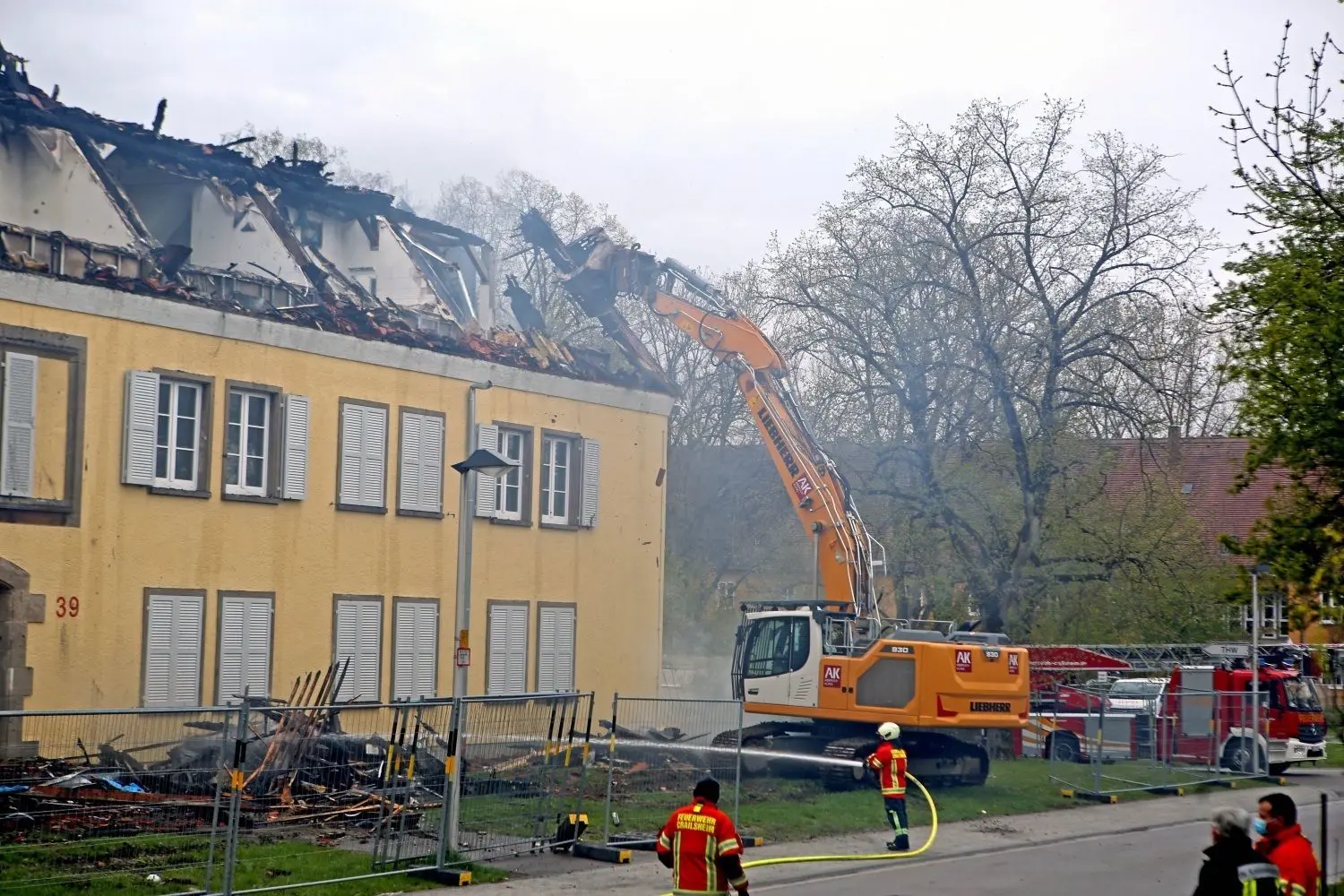 Der Dachstuhl der Burgbergstraße 39 in Crailsheim wird nach dem Großbrand abgerisssen.