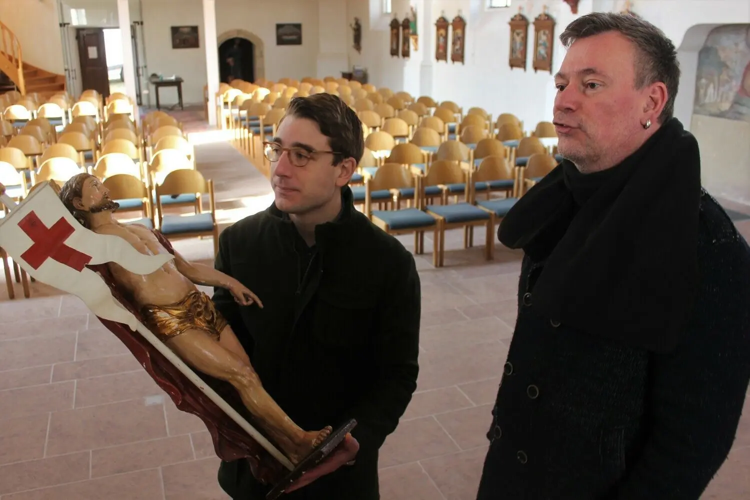 Bürgermeister Davide Licht und Dekan Michael Knaus brachten die Christusfigur, die man mutmaßlich schon vor über 130 Jahren bei den Ostergottesdiensten aus dem Grab „auferstehen“ ließ. Sie wurde in vergangenen Jahrzehnten in St Fidelis aufbewahrt.