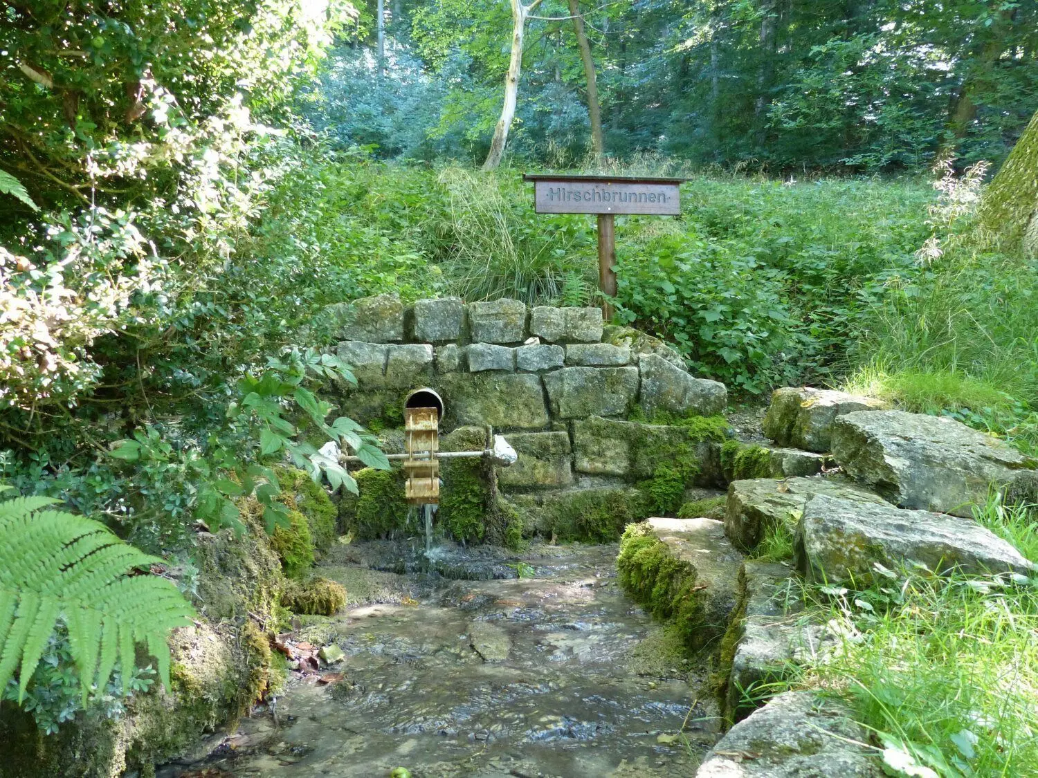 Das Wasserrädchen am Hirschbrunnen steht selbst im Hochsommer nicht still.⇥