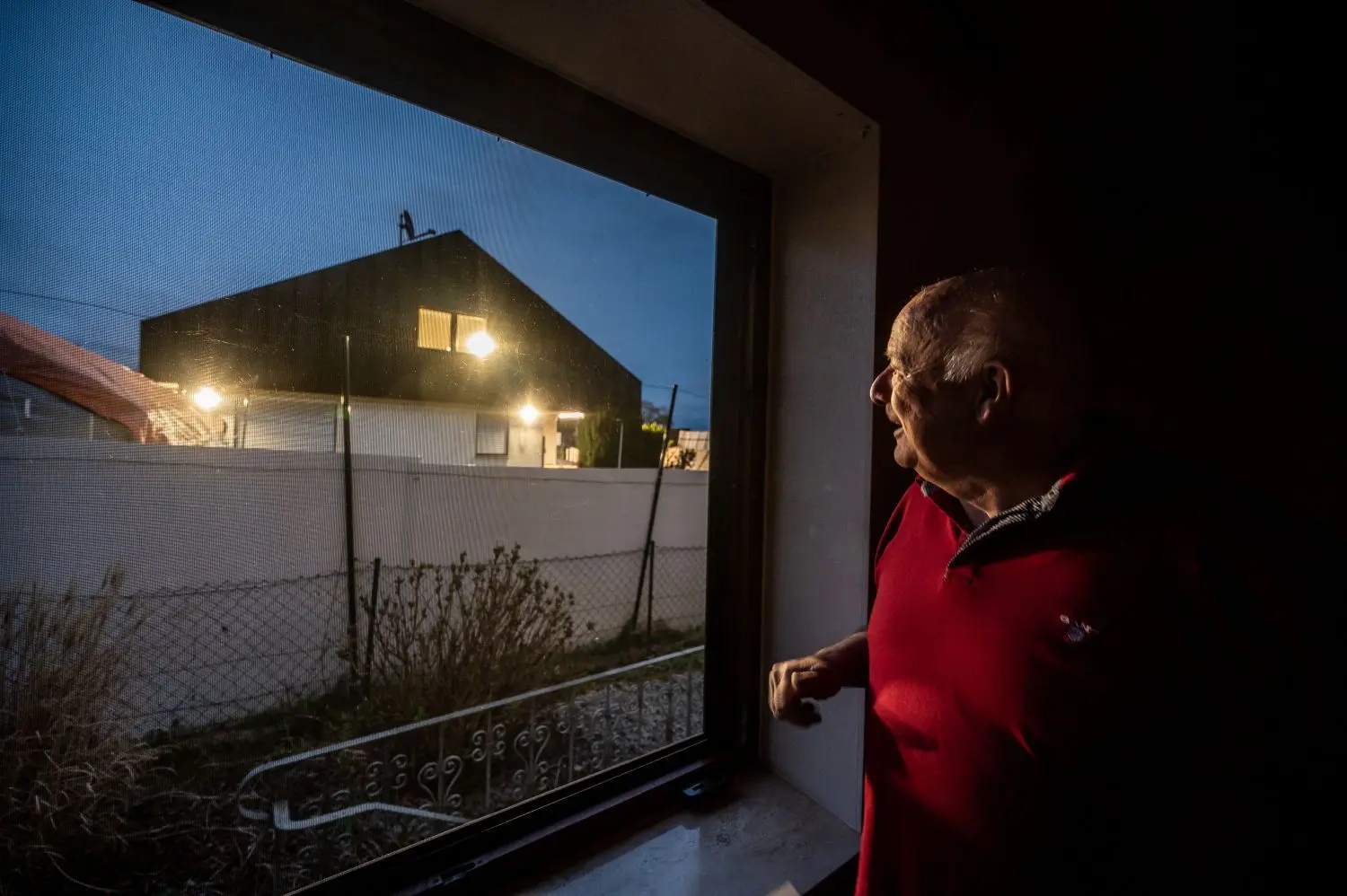 Am Mittwochabend dieser Woche in Albershausen: Hans-Joachim B. in seiner Küche – das Licht kommt vom Nachbarn.