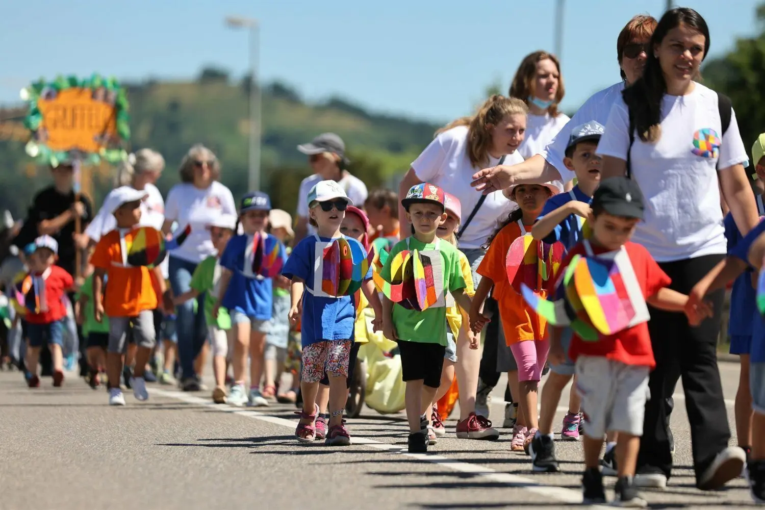 Die Kinder boten ein buntes, fröhliches Bild.