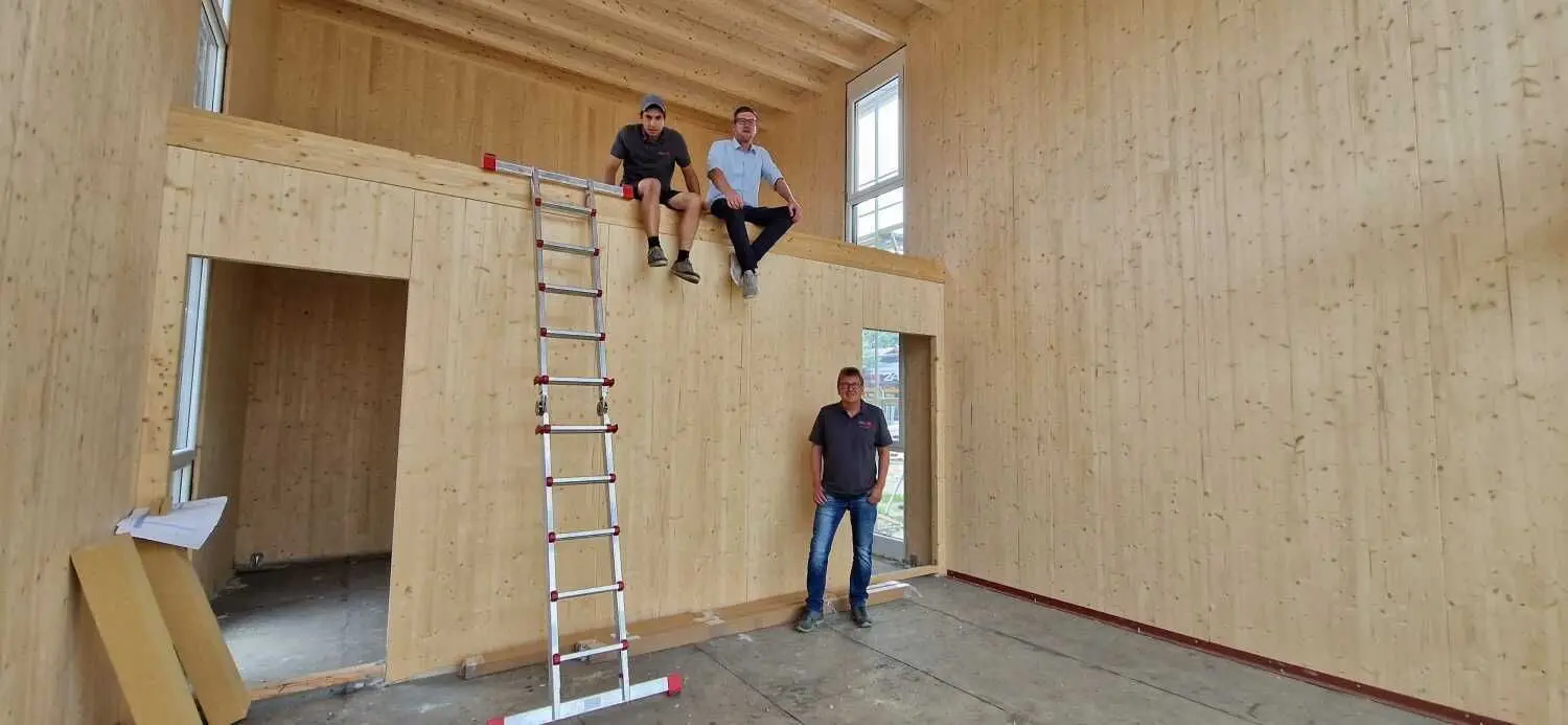 Neun Mini-Häuser entstehen bei Riedheim im Feriendorf Schwarzfelder Hof. Stefan Mannes ist Geschäftsführer, die Firma Dürr aus Langenau baut die Häuser.⇥