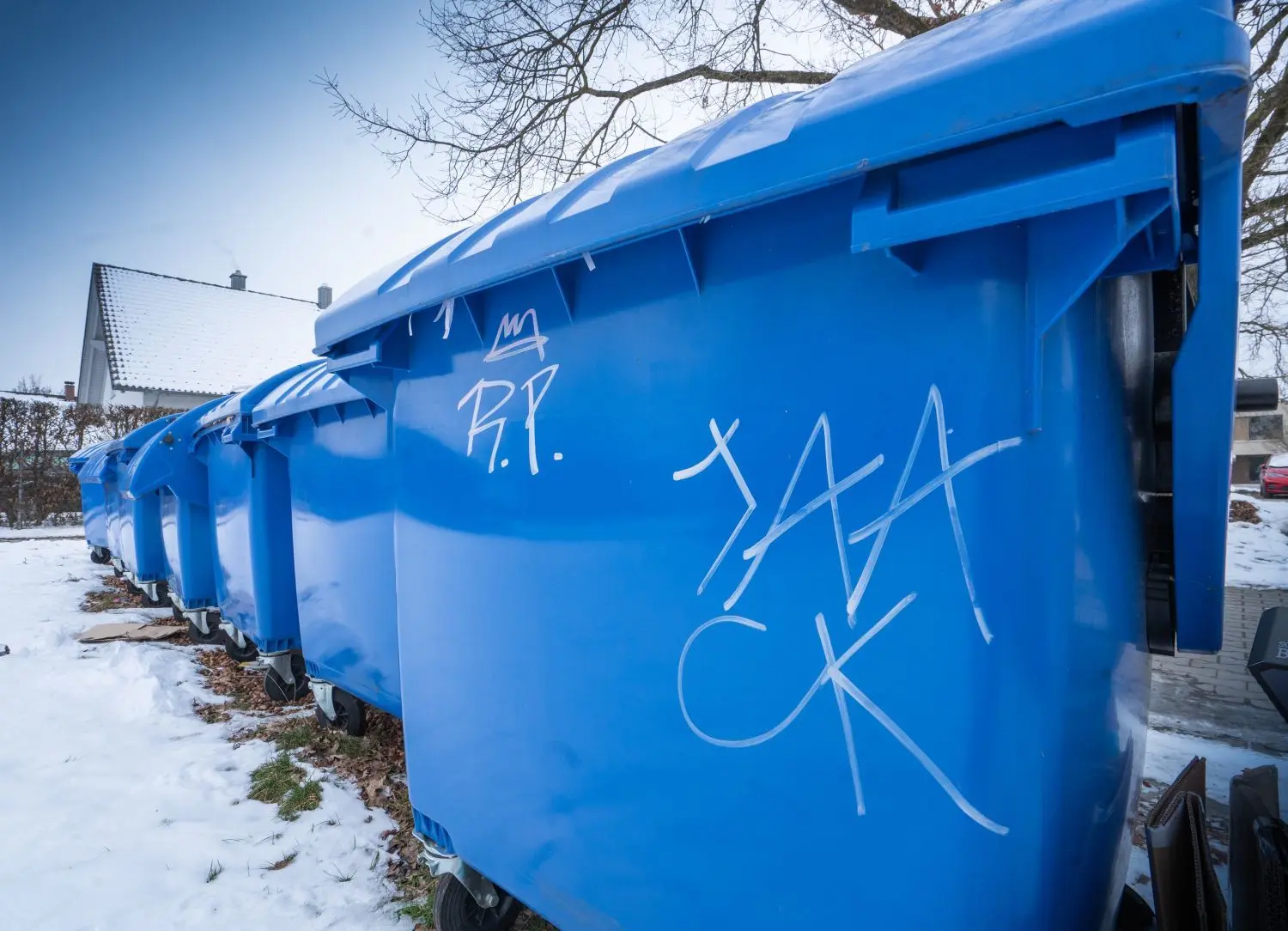 . . . und wer hat an den blauen Papiercontainern sein Autogramm hinterlassen?⇥