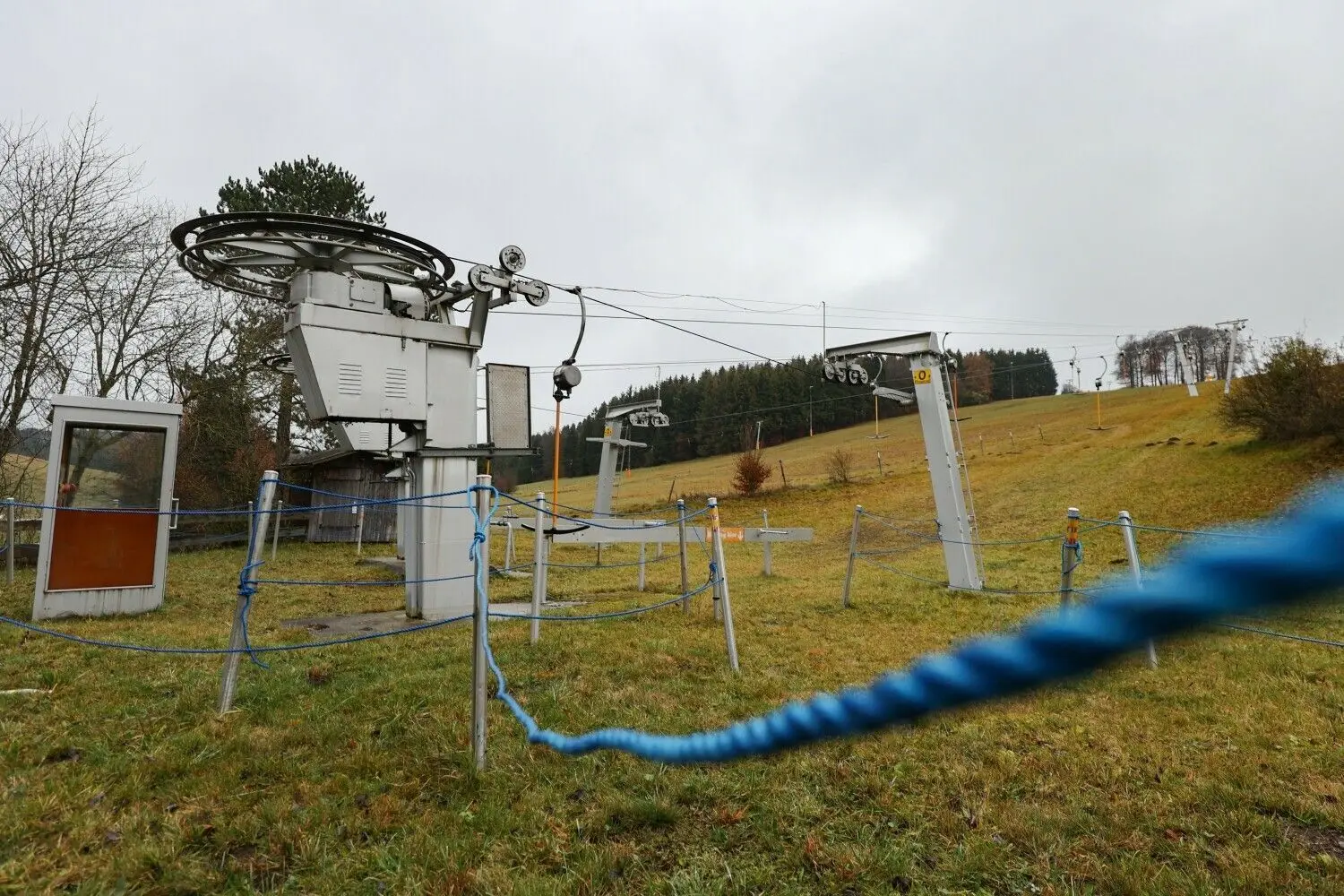 Noch vergangene Woche sah es am Skilift Salzwinkel wenig nach Wintersport aus. Doch übers Wochenende schneite es kräftig. Noch liegt nicht genug, um die Lifte zu öffnen. Das könnte sich ab Donnerstag (15. Dezember) ändern. Dann ist wieder Schneefall angesagt.