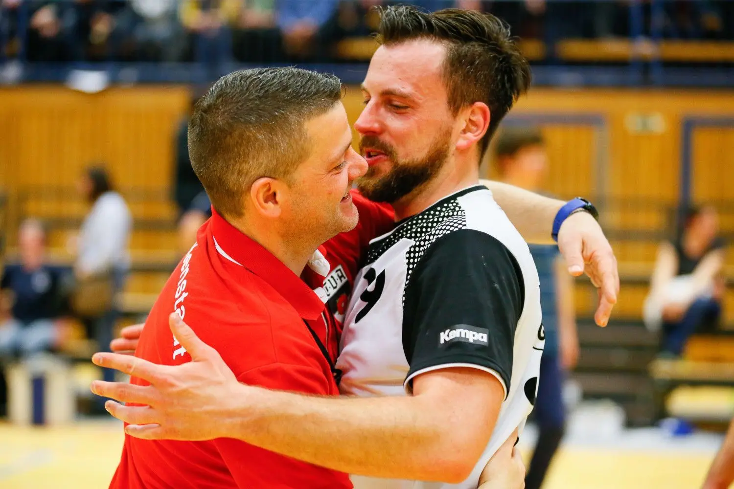 Freude und Erleichterung nach dem Sieg im Topspiel: Andreas Frey nimmt Rückraumspieler Oliver Köppel in den Arm.