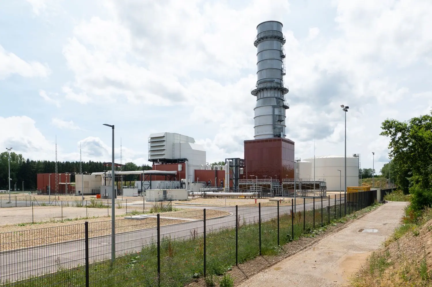 Back-Up für die Energiewende: Das von der Leag und von Siemens gebaute Not-Kraftwerk in Leipheim soll Süddeutschland vor einem Blackout bewahren. Nun soll nebenan noch ein Kraftwerk gebaut werden, H2-ready.