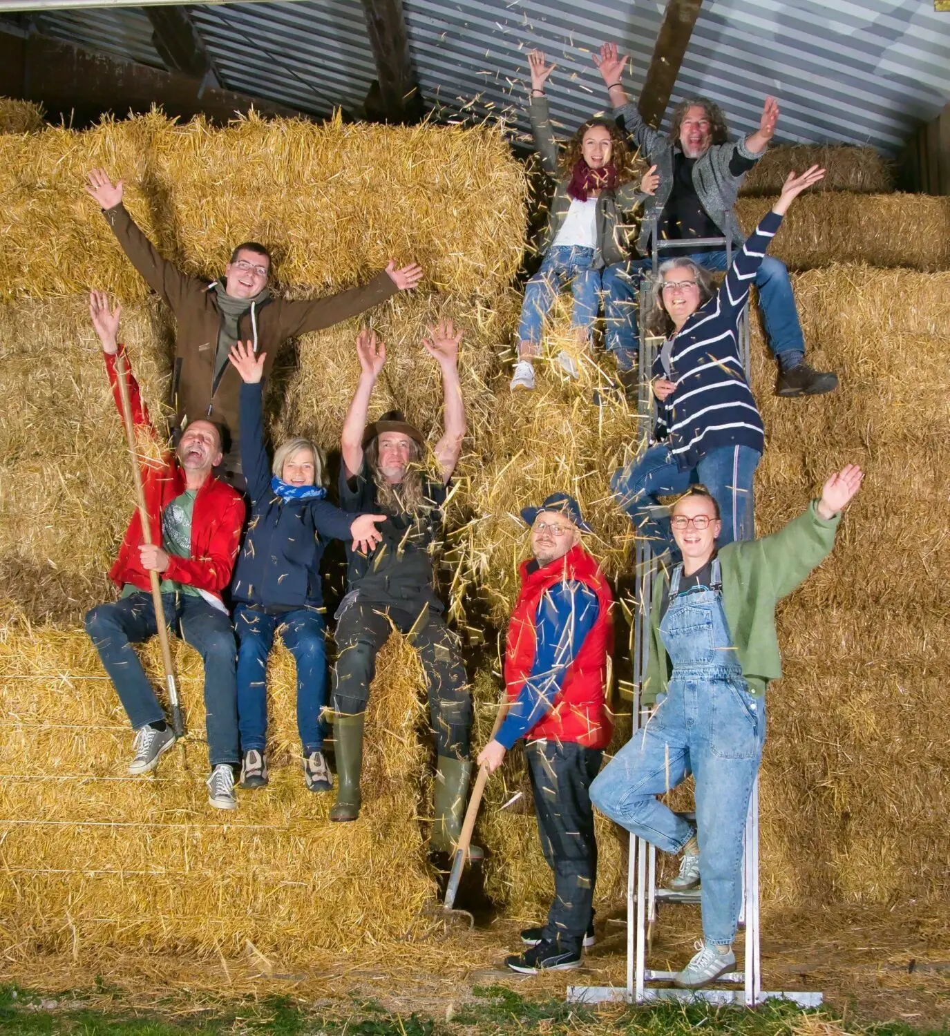 Das Ensemble der Theatergruppe Frankenhofen freut sich auf die Aufführungen seines Stücks „Bauernschläue“.⇥
