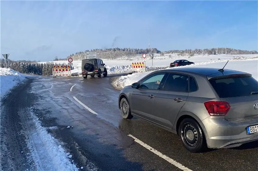 Die Zufahrt zum Raichberg ist gesperrt. Autofahrer, hier mit Böblinger Kennzeichen, ignorieren das jedoch.