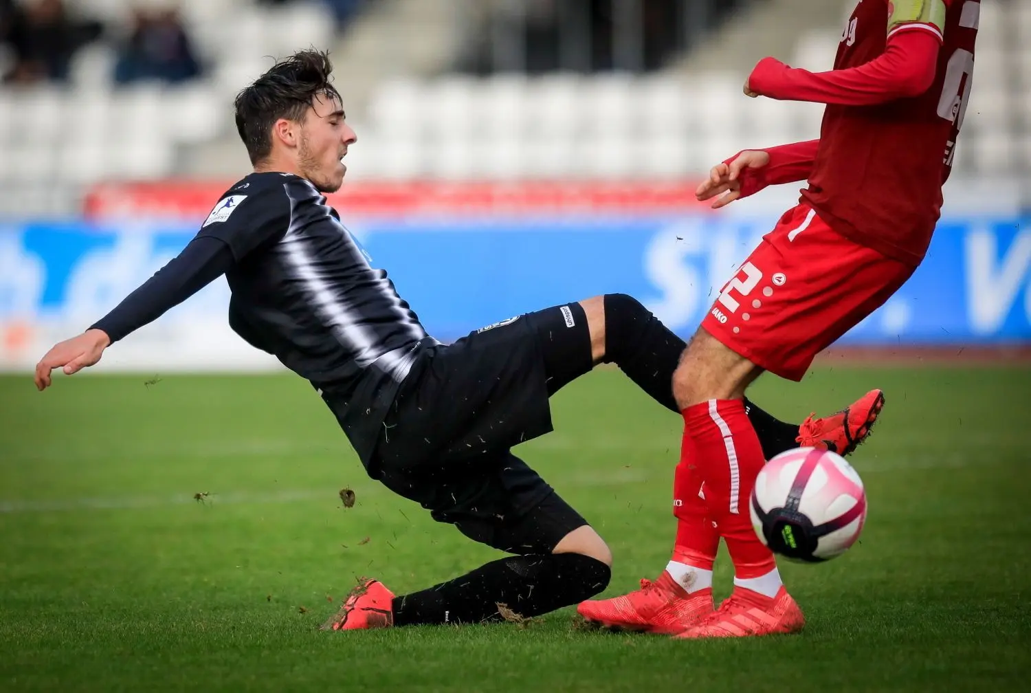 Neben Leichtigkeit hatte Trainer Holger Bachthaler vor dem Spiel auch eine gewisse Galligkeit gefordert. Angelo Rinaldi zeigt sie in dieser Szene.