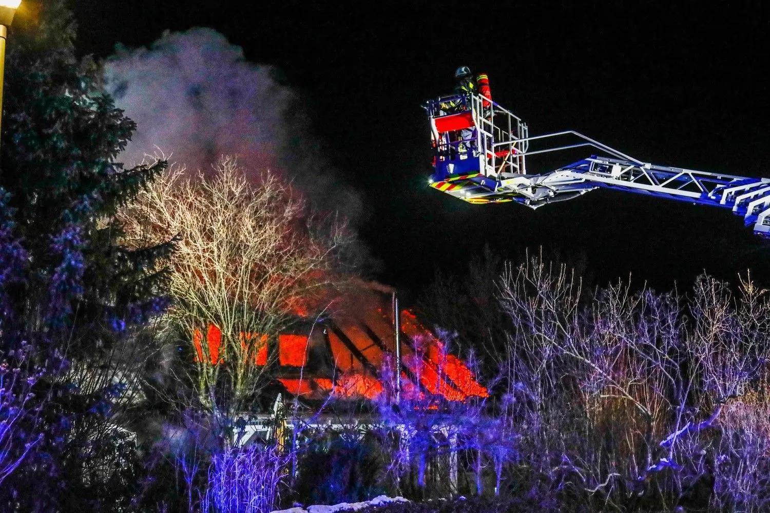 Die Feuerwehr rückte am Samstagabend zu einem Brand in Schlat aus. Dort stand ein Haus in Vollbrand. Hoher Sachschaden entstand.