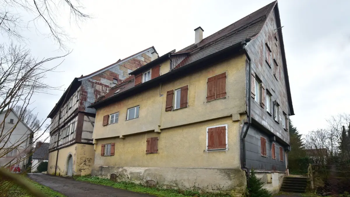Drei Baudenkmale, bei denen gehandelt werden muss: Das ehemalige Badhaus in Jebenhausen ist das älteste Gebäude der Stadt (links), die Villa Butz (Haus der Familie) gehört seit kurzem wieder der Stadt Göppingen und in der Mauch’schen Villa (rechts) ist eine Begegnungsstätte eingerichtet. (2)
Jebenhausen ältestes Haus Göppingens hinter Naturkundemuseum