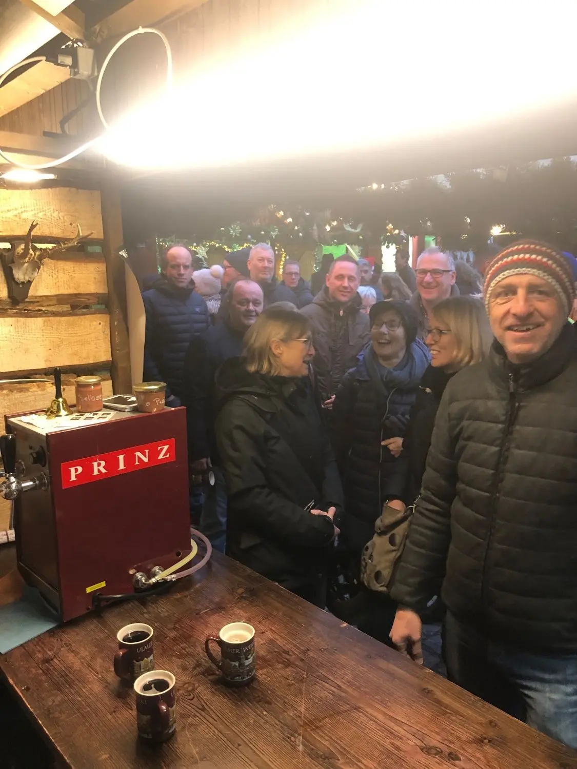 Eine lange Schlange bildete sich bei der Gratis-Glühwein-Aktion vor dem Stand des „Wilden Jagr“.