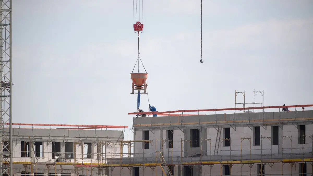In Metzingen soll es zukünftig eine Sozialquote im Geschosswohnungsbau geben.
ARCHIV - 07.05.2020, Berlin: Bauarbeiter arbeiten auf einer Baustelle. - Nach wie vor werden aus Sicht des Bundesverbands deutscher Wohnungs- und Immobilienunternehmen (GdW) deutlich weniger Wohnungen neu gebaut als benötigt. Insgesamt seien im vergangenen Jahr bundesweit rund 293 000 Wohnungen fertiggestellt worden, teilte der Verband am 01.07.2020 in Berlin mit. Foto: Christophe Gateau/dpa +++ dpa-Bildfunk +++