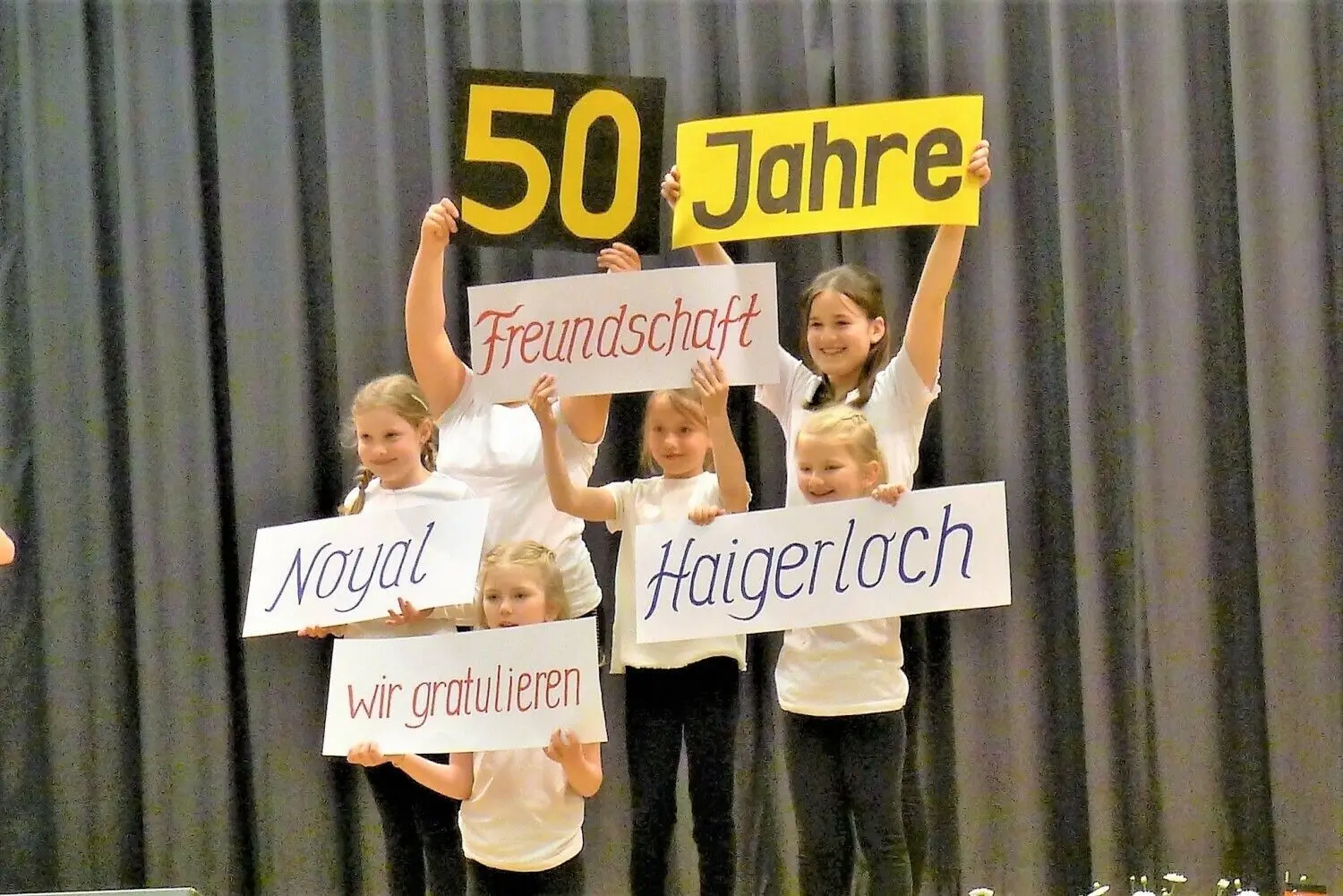 Junge Einradfahrerinnen des Radfahrvereins Trillfingen ließen die Partnerschaft Haigerloch-Noyal hochleben.