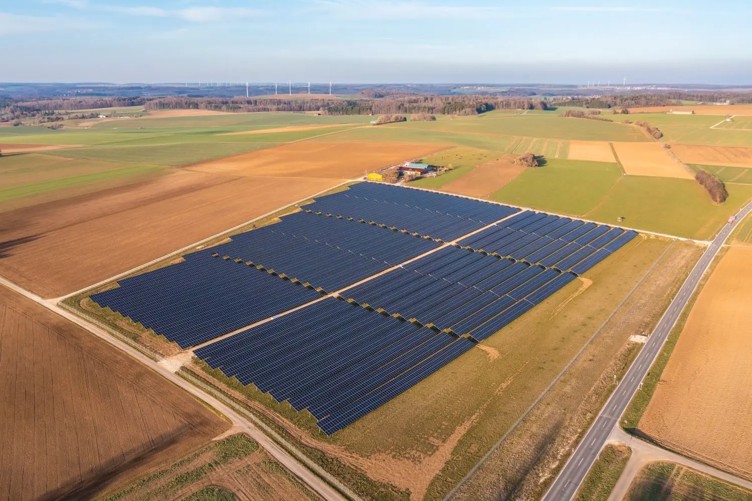 Die bislang größte Freiflächenanlage für Photovoltaik in der Region befindet sich an der K 1232 (rechts) zwischen Oppingen und Nellingen: Hier können auf einer Fläche von 8,3 Hektar rund 7,8 Millionen Kilowattstunden Strom im Jahr erzeugt werden.⇥
