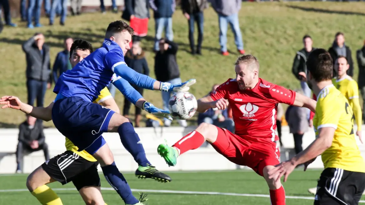 Pascal Hartmann trägt wieder das rote Trikot und soll die Defensive des TSV stärken.⇥
TSV Bad Boll - TV Echterdingen
Pascal Hartmann (7) mit einer guten Möglichkeit