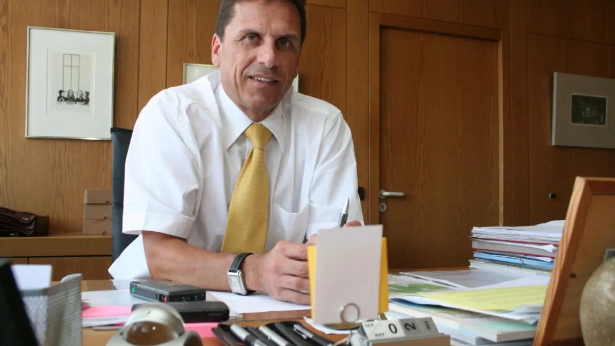Christof Dold, auf unserem Archivbild an seinem Schreibtisch im Rathaus, ist seit 16 Jahren Bürgermeister in Pliezhausen.⇥
Bürgermeister Christof Dold am seinem Schreibtisch