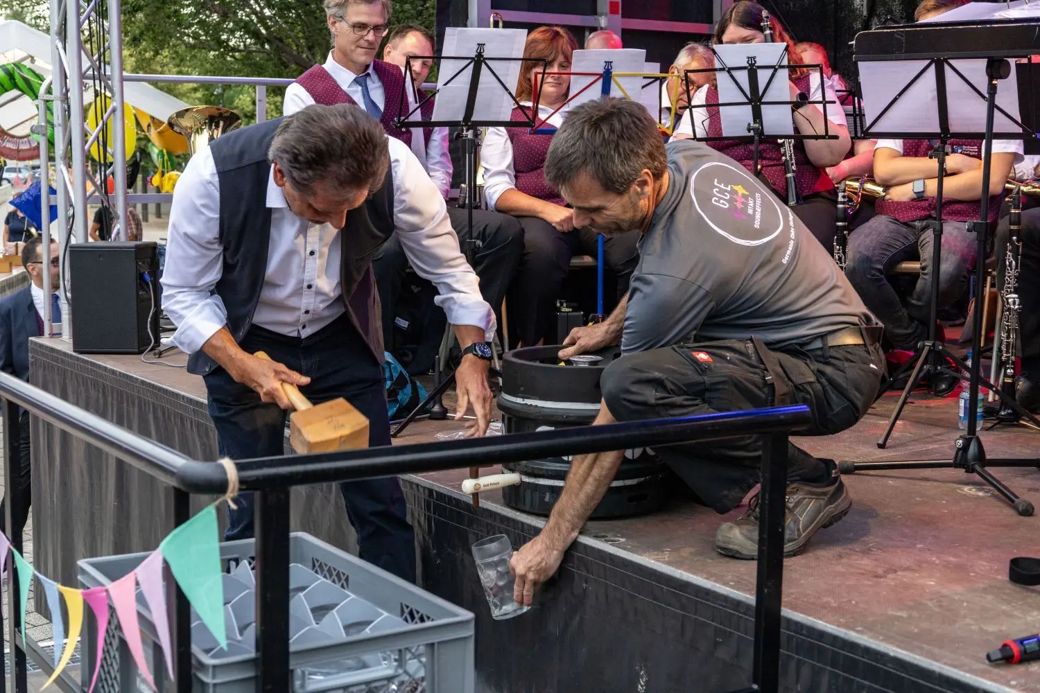 Ein Klassiker bei jedem Stadtfest: Der Eislinger Oberbürgermeister Klaus Heininger beim Fassanstich.