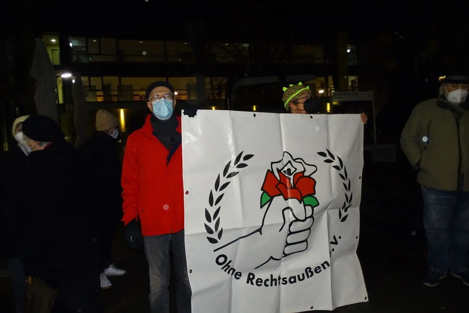 „Dafür fehlt mir das Verständnis“: Auf dem Marktplatz am Rathaus findet eine Gegendemo statt.⇥