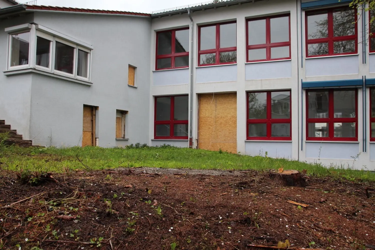 Auf der abschüssigen Fläche neben dem ehemaligen Hexenbuckelbau, der gerade zum Schülerzentrum umgebaut wird, soll ein Außenklassenzimmer entstehen. Dies ist gleichzeitig Teil des Fluchtwegekonzepts.⇥