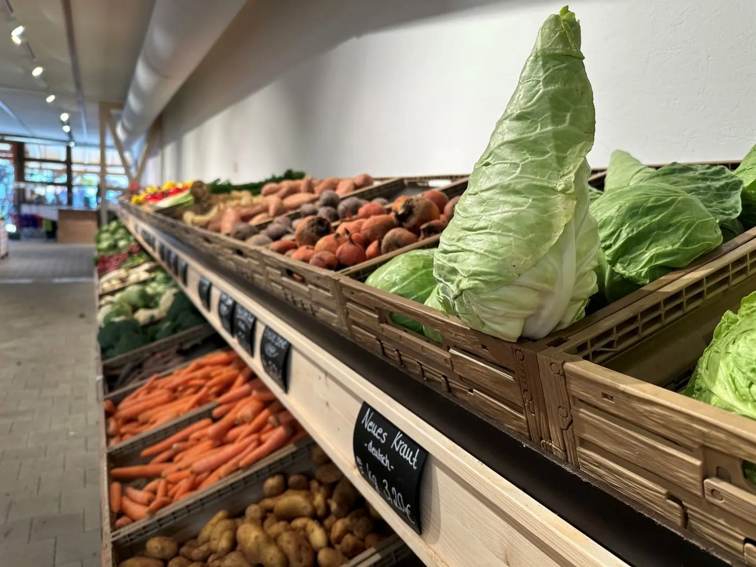 Im Hofladen Brobeil gibt es reichlich frische Produkte – egal, ob Gemüse, Obst, Nudeln, Nüsse oder Milchprodukte.