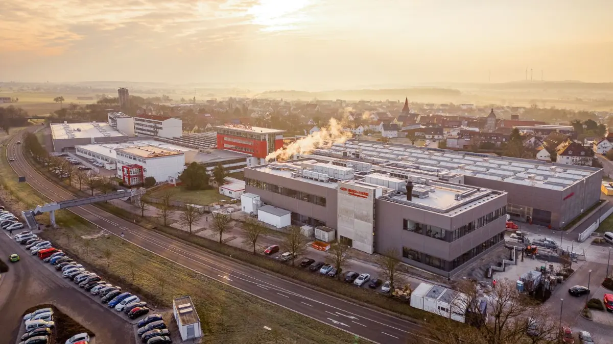 Die neue Halle 4 am Stammsitz in Ilshofen beheimatet die Galvanik, den Sortiergerätebaus sowie moderne und großzügige Schulungsräume, Lehrwerkstätten und Aufenthaltsräume für die Auszubildenden.