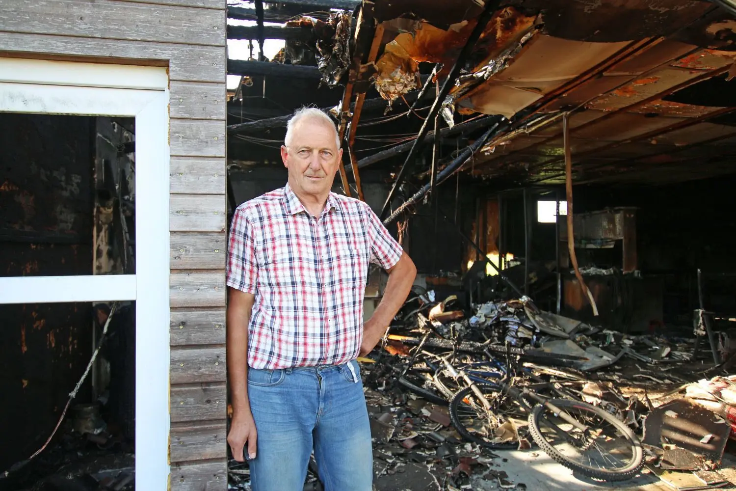 Johannes Stängle begutachtete am Mittwoch den Brandschaden auf dem landwirtschaftlichen Anwesen im Nerenstetter Ortsteil Wettingen.