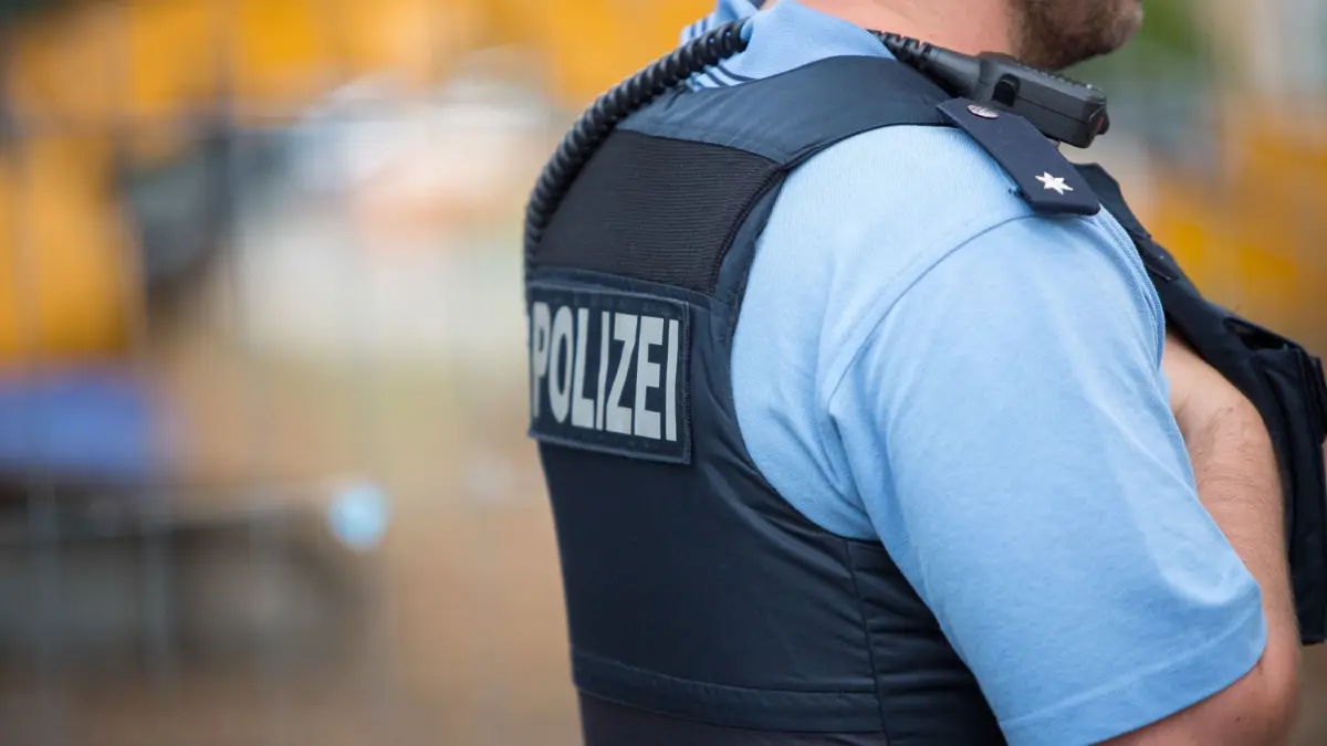 Steinewerfer von Polizei gesucht
Polizist schuetzt Bombenfundort in Frankfurt Westend