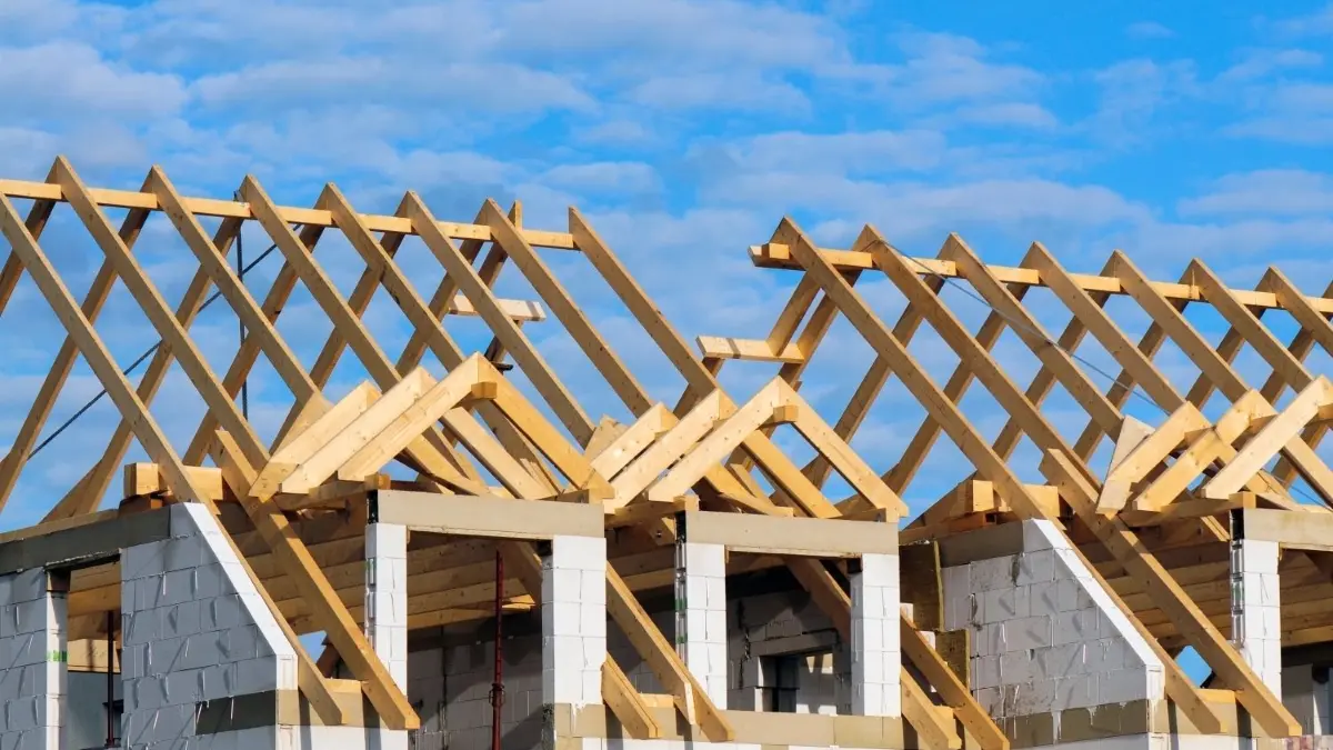 Bei der Vergabe von Bauplätzen soll ehrenamtliches Engagement künftig wieder berücksichtigt werden. (Symbolbild).
Dachstuhl Haus Rohbau Neubau Doppelhaus Reihenhaus Wohneigentum Immobilie Bauwirtschaft Wirtschaft Bau Baustelle Eigenheim Bauplatz
Foto: © Andreas Schulze/adobe.stock.com