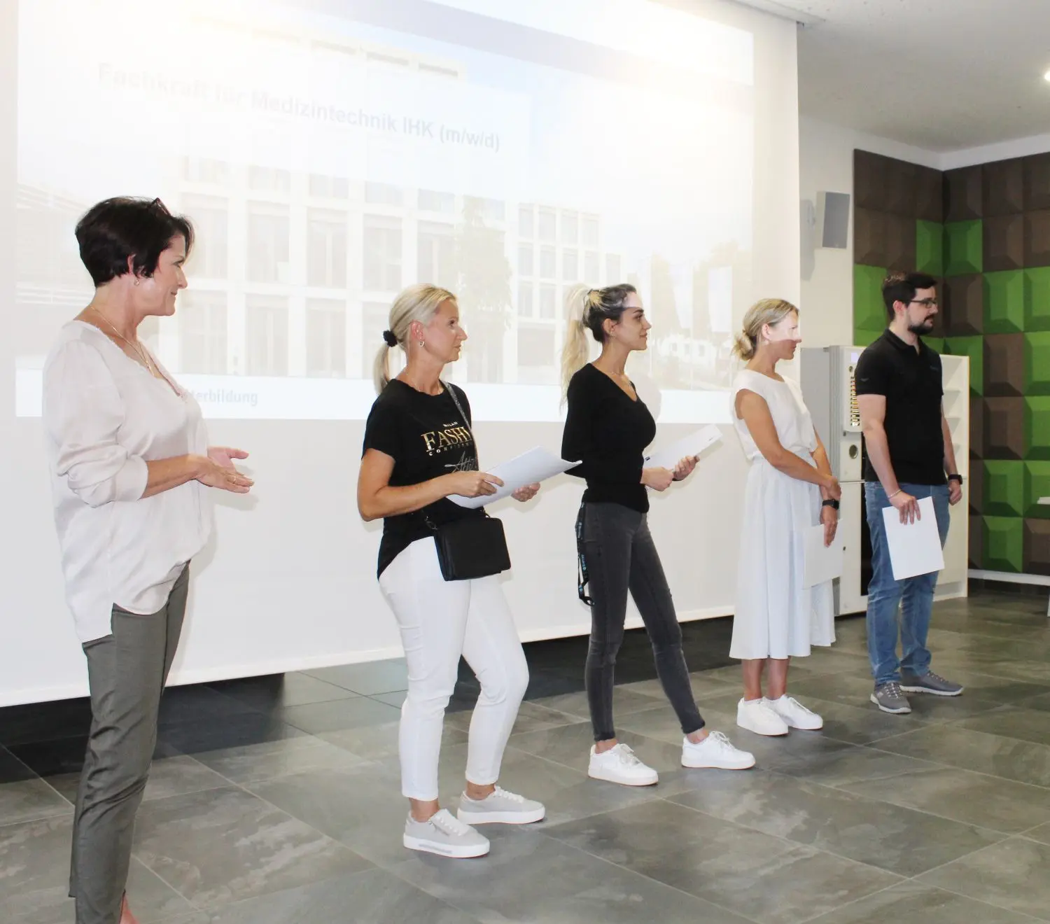 Sie sind Teil der Deutschland-Premiere: Vier der sechs Lehrgangsteilnehmer aus dem Hause Bentley wurden von Personalchefin Kirsten Laupp vorgestellt: Marzena Schuster, Meral Toprak, Sonja Saroyan und Marko Tanic (von links).⇥