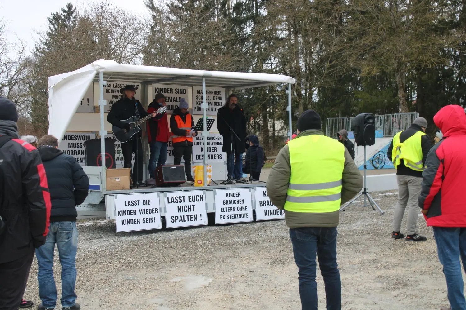 Am Sonntag fand in der Beutenlayhalle eine große Impfaktion statt, bei der auch Kinder ab fünf Jahren geimpft wurden. Gegner hielten zeitgleich eine Protestaktion beim Sportplatz ab. ⇥