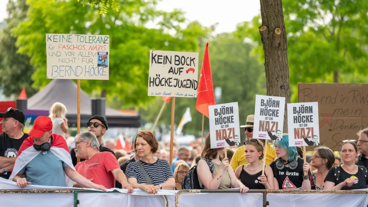 Viele Menschen protestieren bei einer Kundgebung gegen die AfD–Veranstaltung „Der Nationalstaat zwischen Föderalismus und Europäischer Union“ an der Rottweiler Stadthalle.