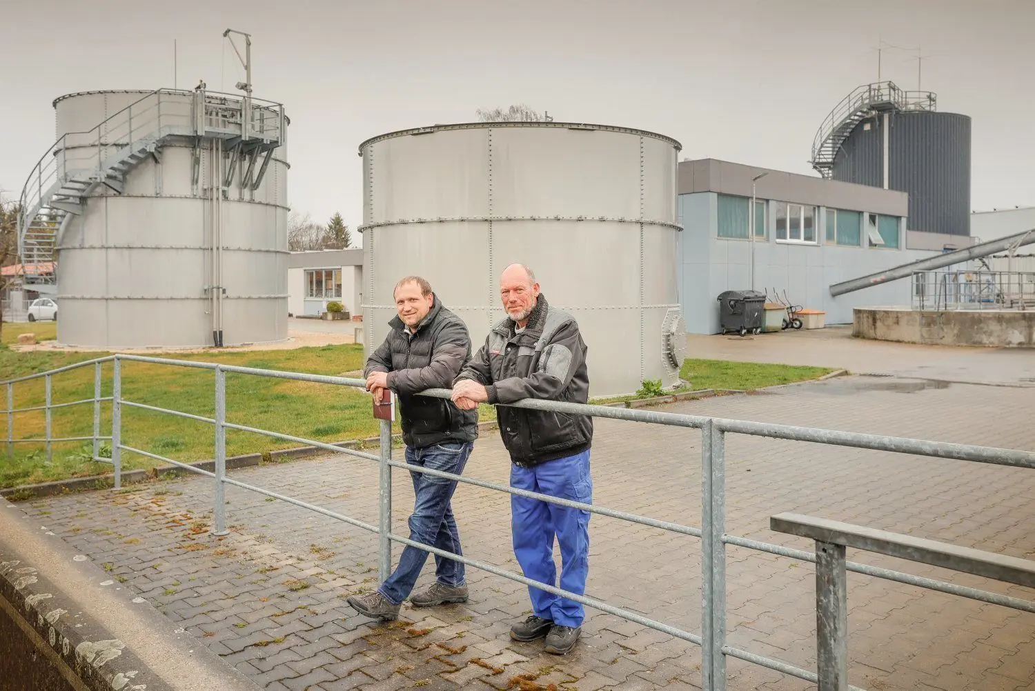 Thomas Schniertshauer vom Stadtbauamt (links) und Klärmeister Franz Parockinger freuen sich, dass die Erbacher Kläranlage an einem wegweisenden Pilotprojekt teilnehmen darf.⇥