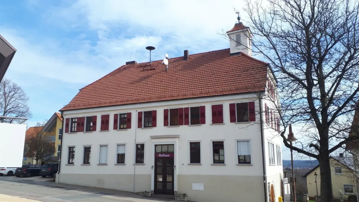 Aufgrund der steigenden Corona-Zahlen und um das Ansteckungsrisiko in den gemeindlichen Einrichtungen so gering wie möglich zu halten, ist das Rathaus ab Montag, 14. September, wieder geschlossen.
Rathaus Grafenberg