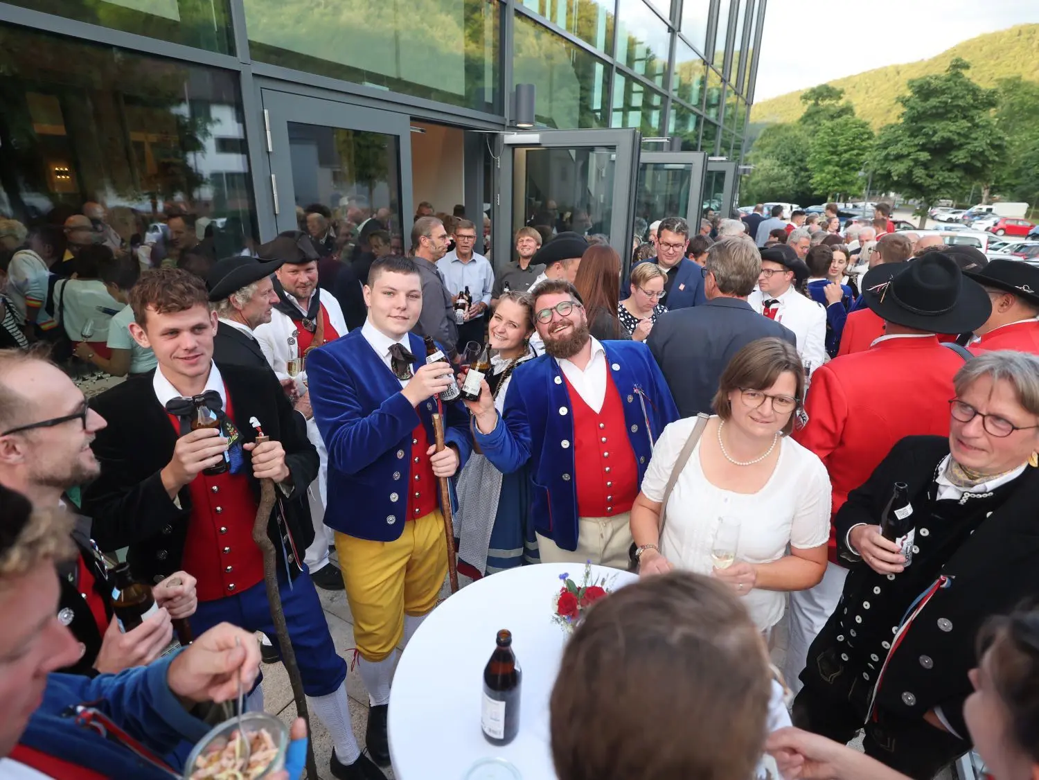 Warten auf den Minister bei Speis und Trank.