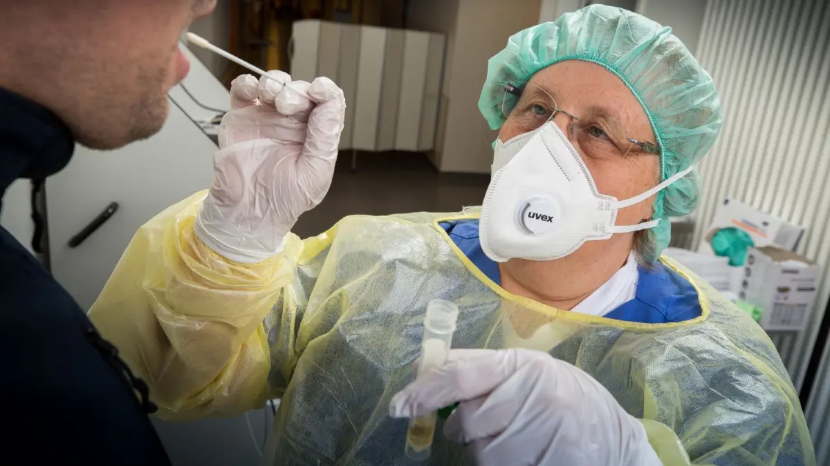 Der Abstrich aus dem Rachenraum ist Basis für den Test im Labor, ob jemand mit dem Corona-Virus infiziert ist. Bis das Ergebnis da ist, dauert es zurzeit bis zu drei Tagen, heißt es seitens der Uni Ulm.
Uni Klinikum Schleuse für Verdachtspatienten mit dem Coronavirus . Kontrolle, Befragung und Infektionsschutz vor dem Coronavirus. Abstrich und Test außerhalb des Krankenhauses