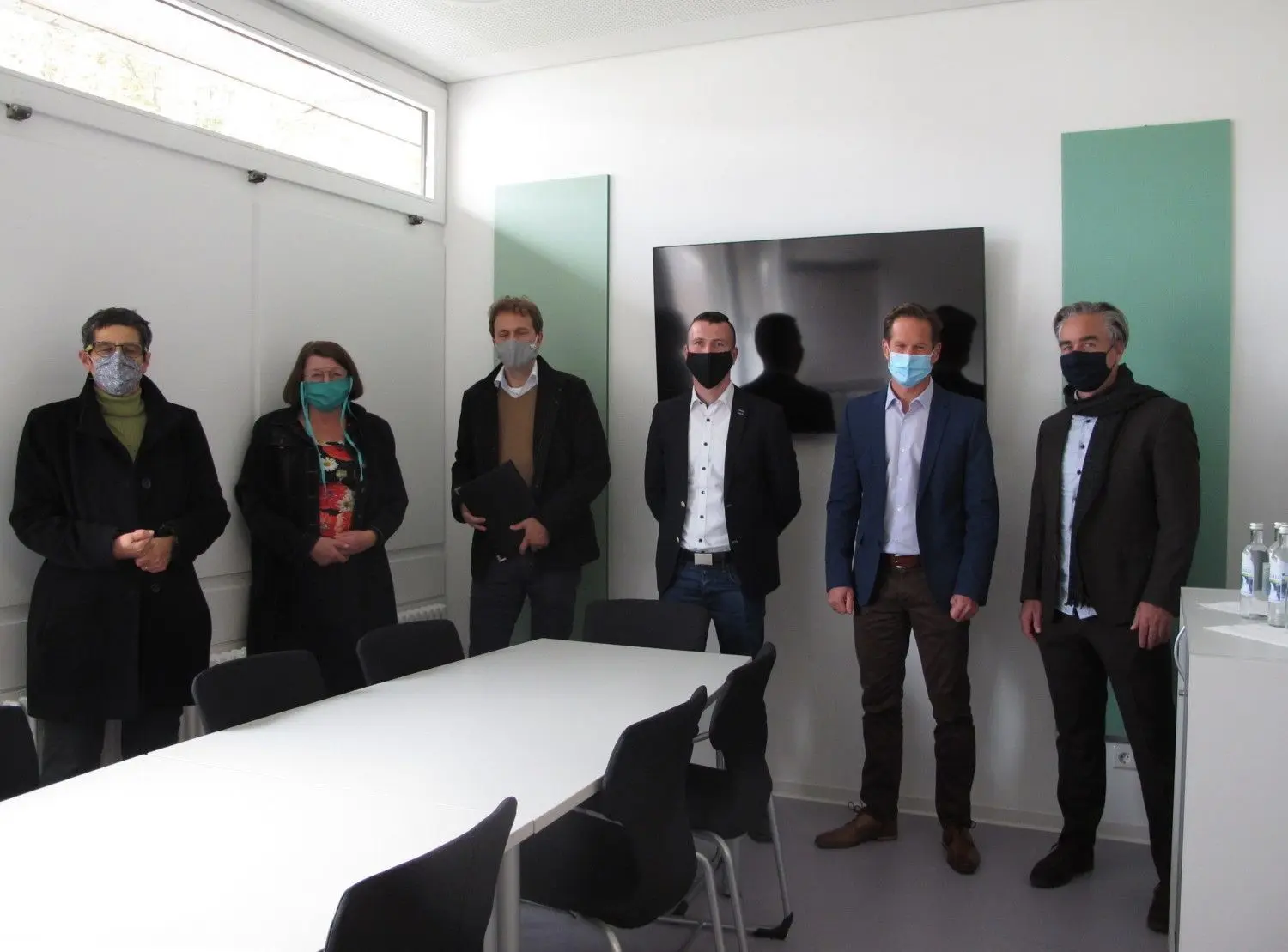 Im neuen Besprechungsraum der Realschule Hechingen (von links): Dorothee Müllges, Helga Monauni, Michael Werner, Matthias Hallmayer, Stefan Hipp und Stefan Gamerdinger. ⇥