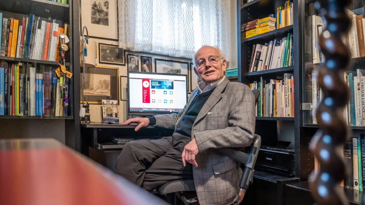 Ein Leben mit Büchern und unglaublich vielen Aktivitäten: Der ehemalige Kulturbürgermeister Jürgen Christ, hier in seinem Arbeitszimmer, wird heute 85 Jahre alt.⇥
