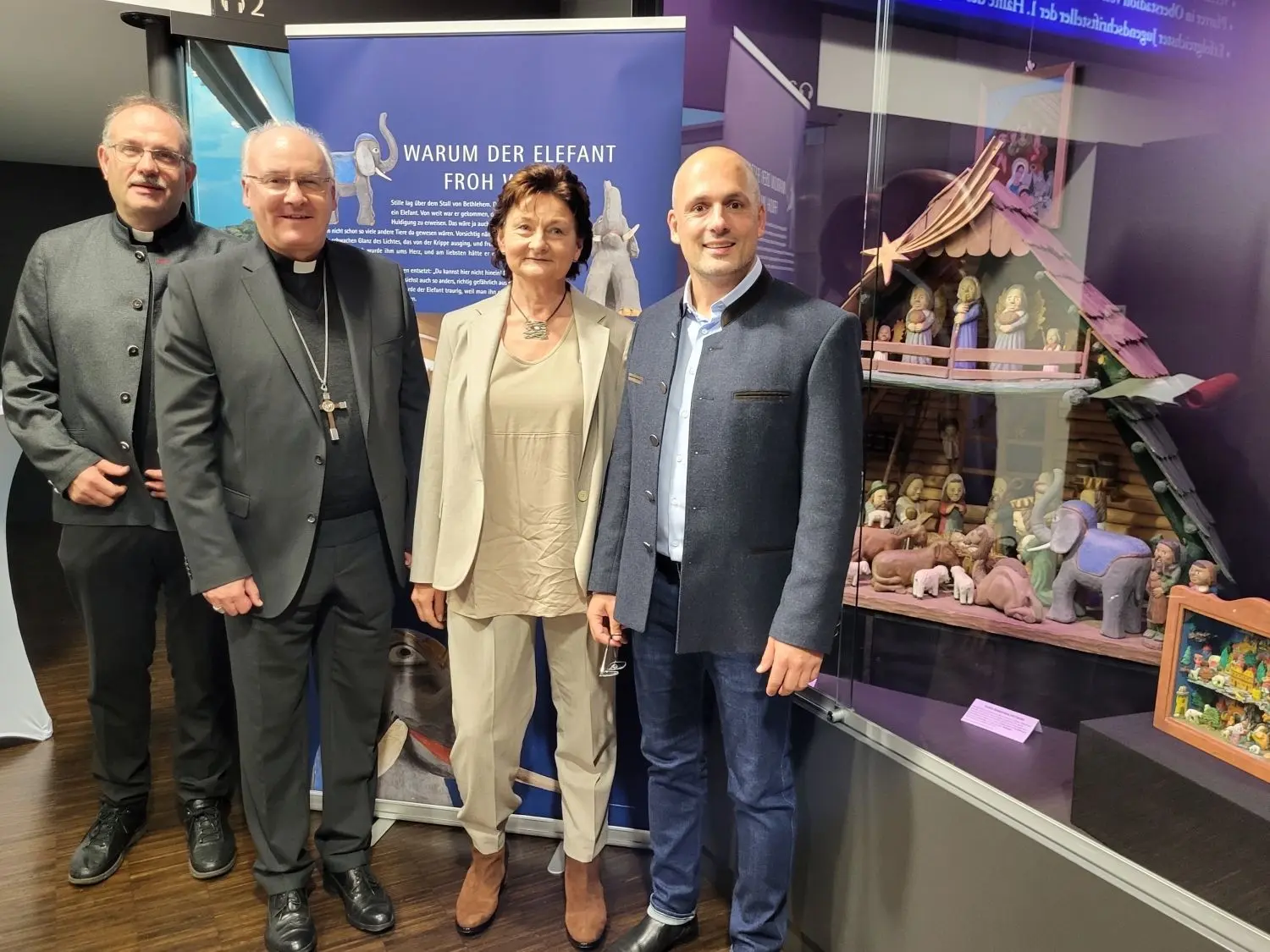 Bürgermeister Kevin Wiest (re.) mit Pfarrer Matthias Schneider (li.), Bischof Rudolf Voderholzer und Maria Baumann.