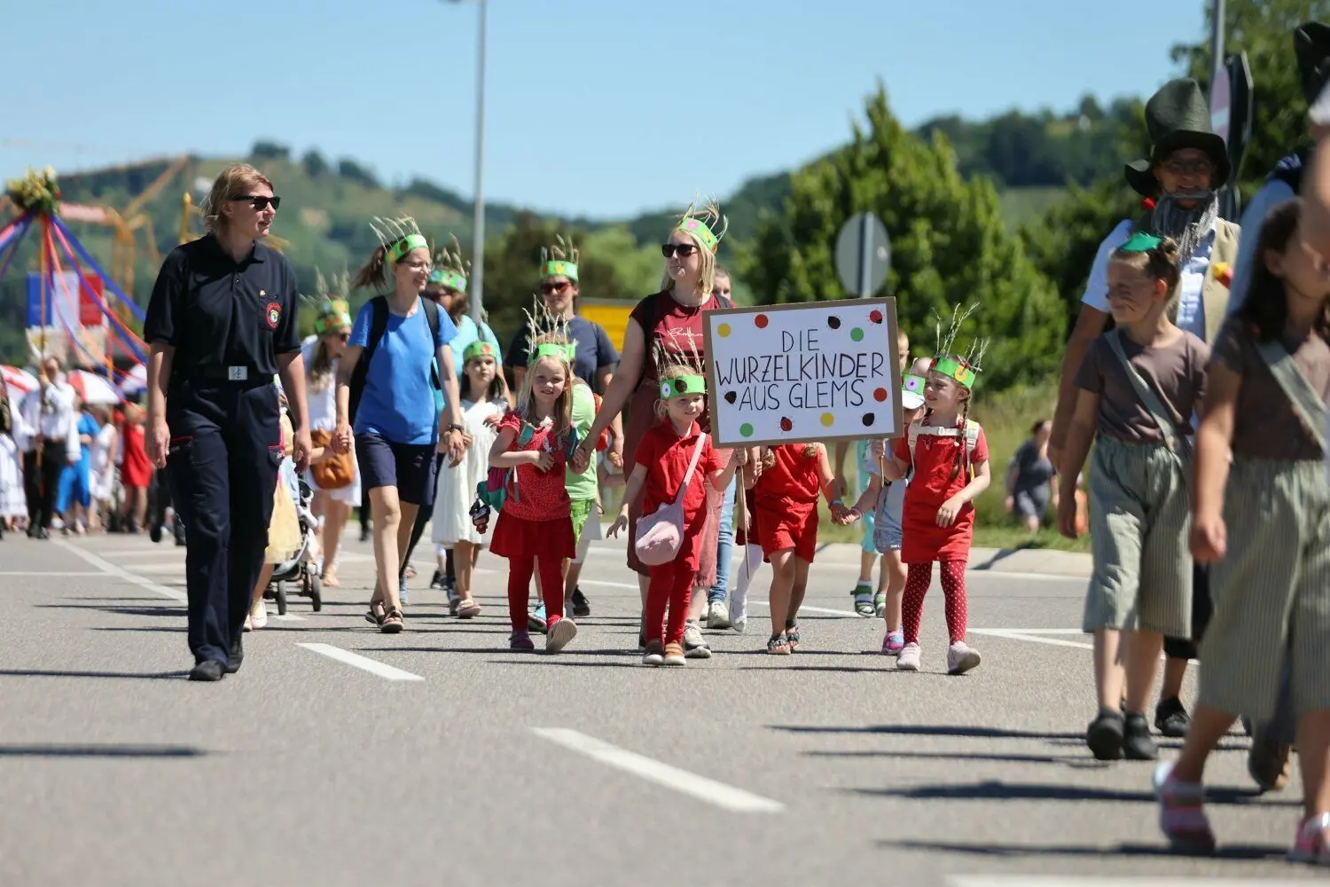 Die Glemser Kinder auf dem Weg zum Bongertwasen.