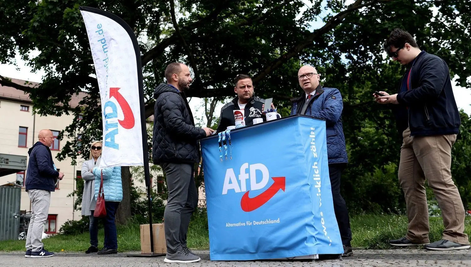 Zur Landtagswahl in Sachsen-Anhalt tritt die AfD mit ihrem Spitzenkandidaten Oliver Kirchner (2.v.r.) und einem völkischen Gesellschaftsmodell im Wahlprogramm an, sagt der Journalist und Buchautor Michael Kraske.