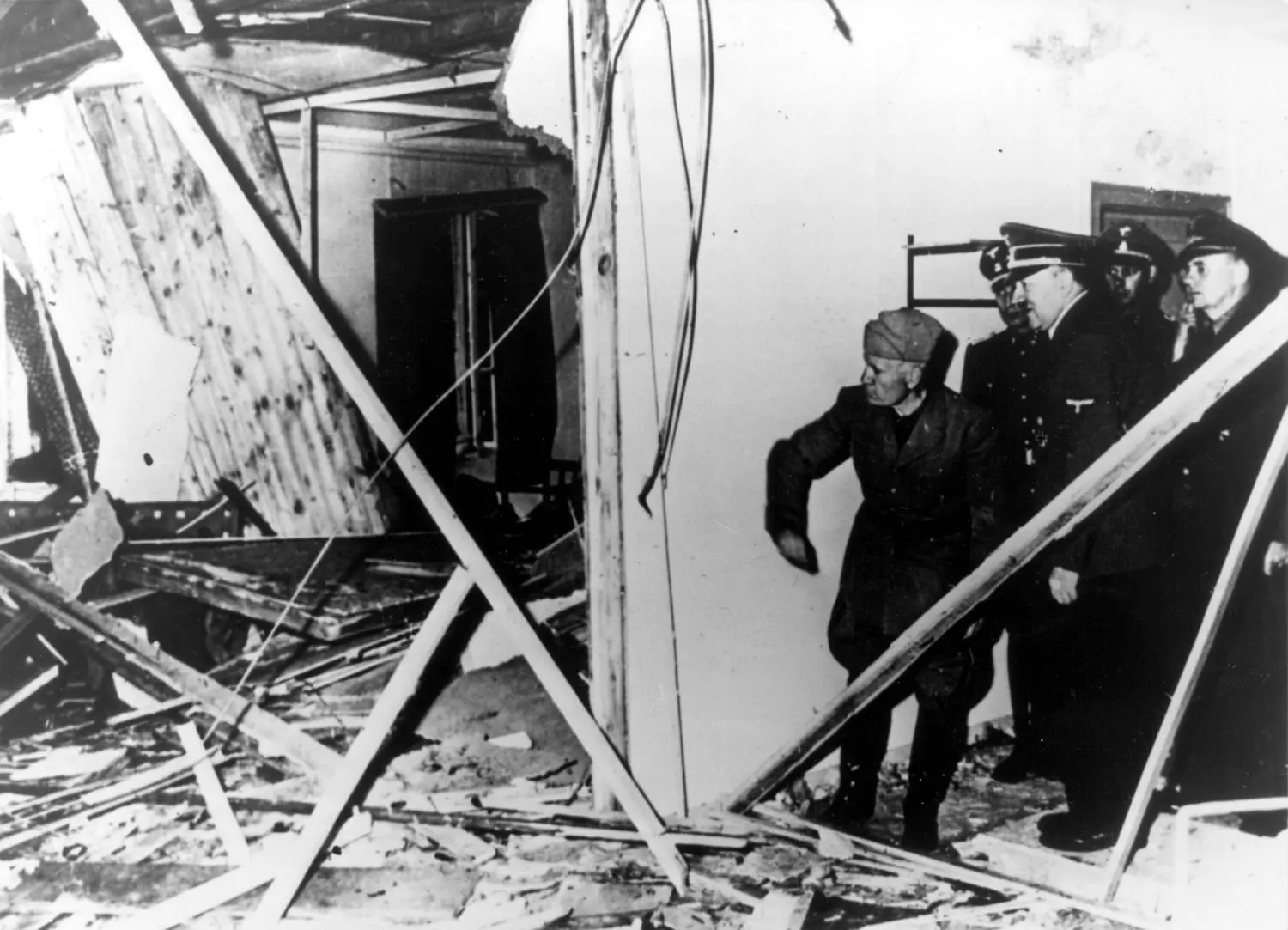 Adolf Hitler besichtigt mit Soldaten nach dem Attentat vom 20. Juli 1944 in der Wolfsschanze die Schäden. Die Bombe sollte ihn töten.
