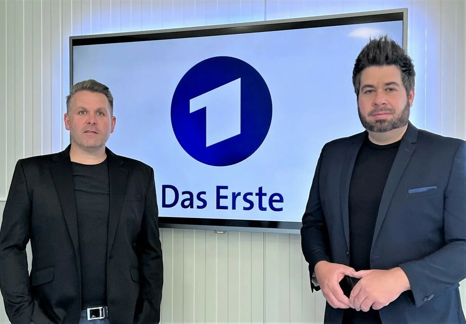 Sven und Michael Kanz sind von Montag bis Freitag nächster Woche täglich morgens im ARD-Fernsehen zu sehen. Offenbar haben auch die Programmmacher des Öffentlich-Rechtlichen einen Narren an den beiden „Luxusautohändlern“ gefressen. Klar, zwei derartige Paradiesvögel, die doch so grundbodenständig geblieben sind, dürfte man selten finden.⇥