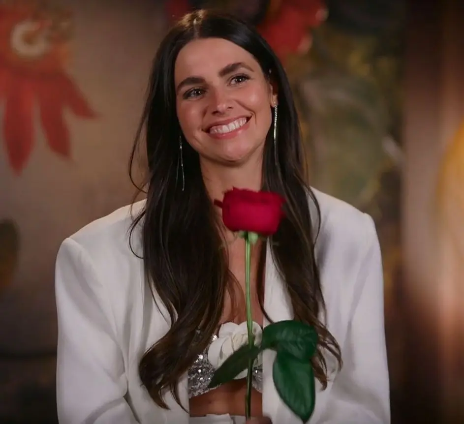 Die rote Rose und das breite Grinsen stehen ihr gut, Lissy hat wieder Chancen auf Dates.